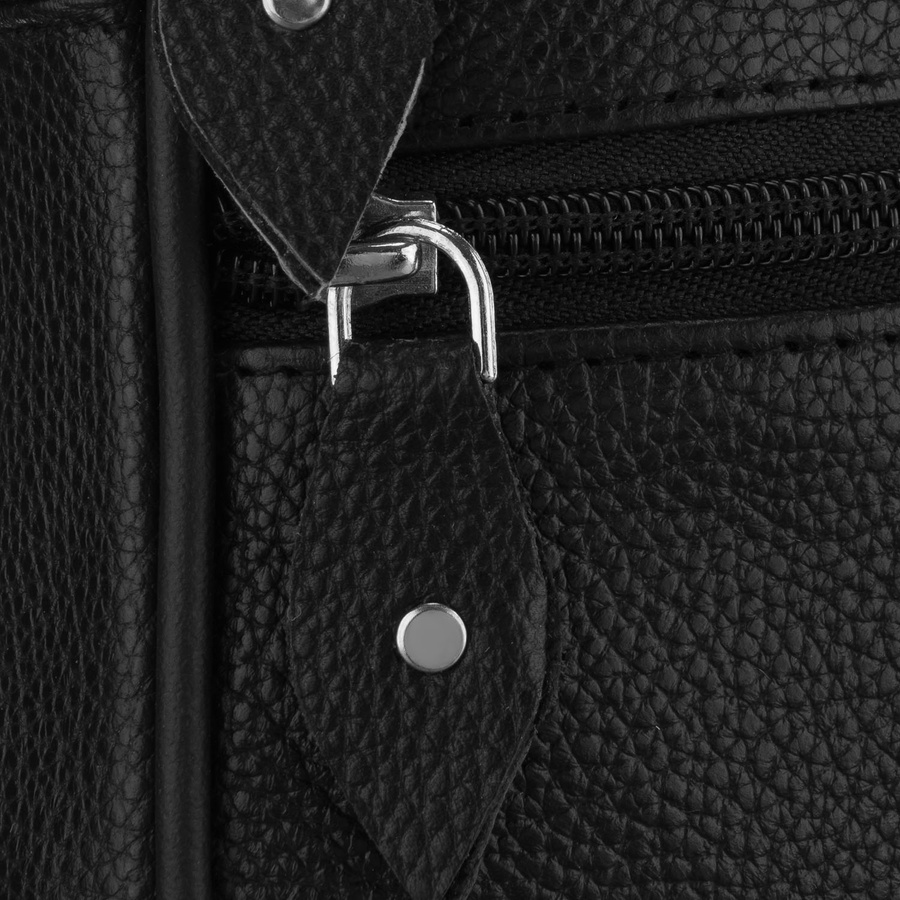 Mała, skórzana listonoszka męska w czarnym kolorze zamykana suwakiem - Rovicky