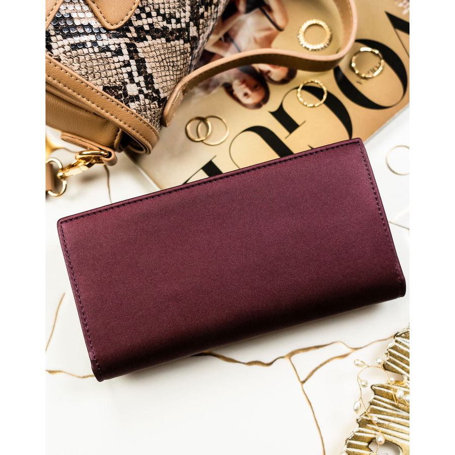 Portfel damski ze skóry naturalnej i ekologicznej w fioletowym kolorze zamykany na magnes i suwak - Peterson