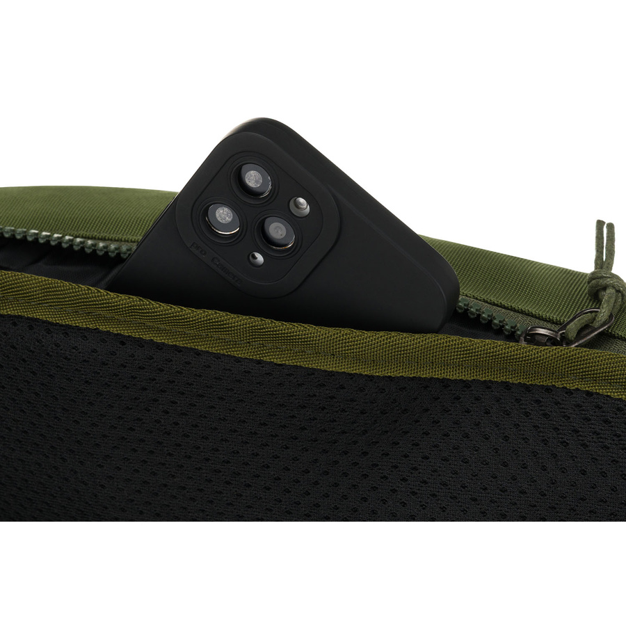 Praktyczna, pojemna saszetka z poliestru w zielonym kolorze, zamykana suwakiem ze stylowym karabińczykiem - Peterson