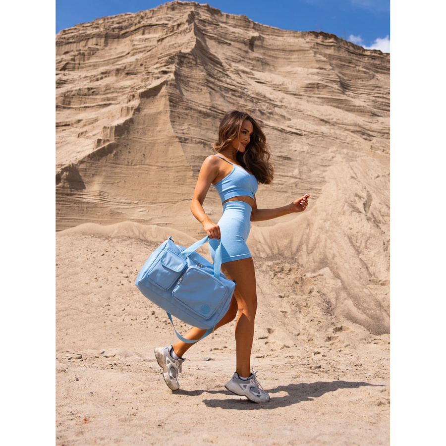 Błękitna, sportowa torba podróżna z poliestru z paskiem na ramię i uchwytem na walizkę - Peterson