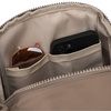 Mały, beżowy plecak damski wykonany z poliestru, wyposażony w dodatkowy pasek - Peterson