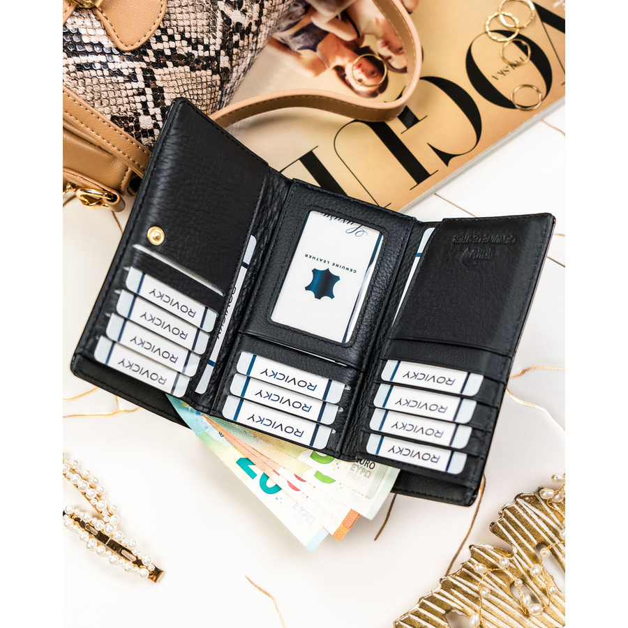 Czarny portfel damski z lakierowanej skóry naturalnej zamykany na zatrzask i bigiel - Rovicky