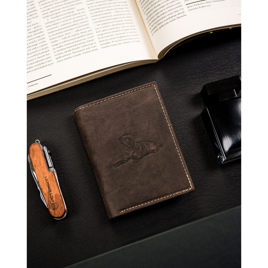 Portfel męski ze skóry naturalnej w brązowym kolorze z tłoczeniem w kształcie psa