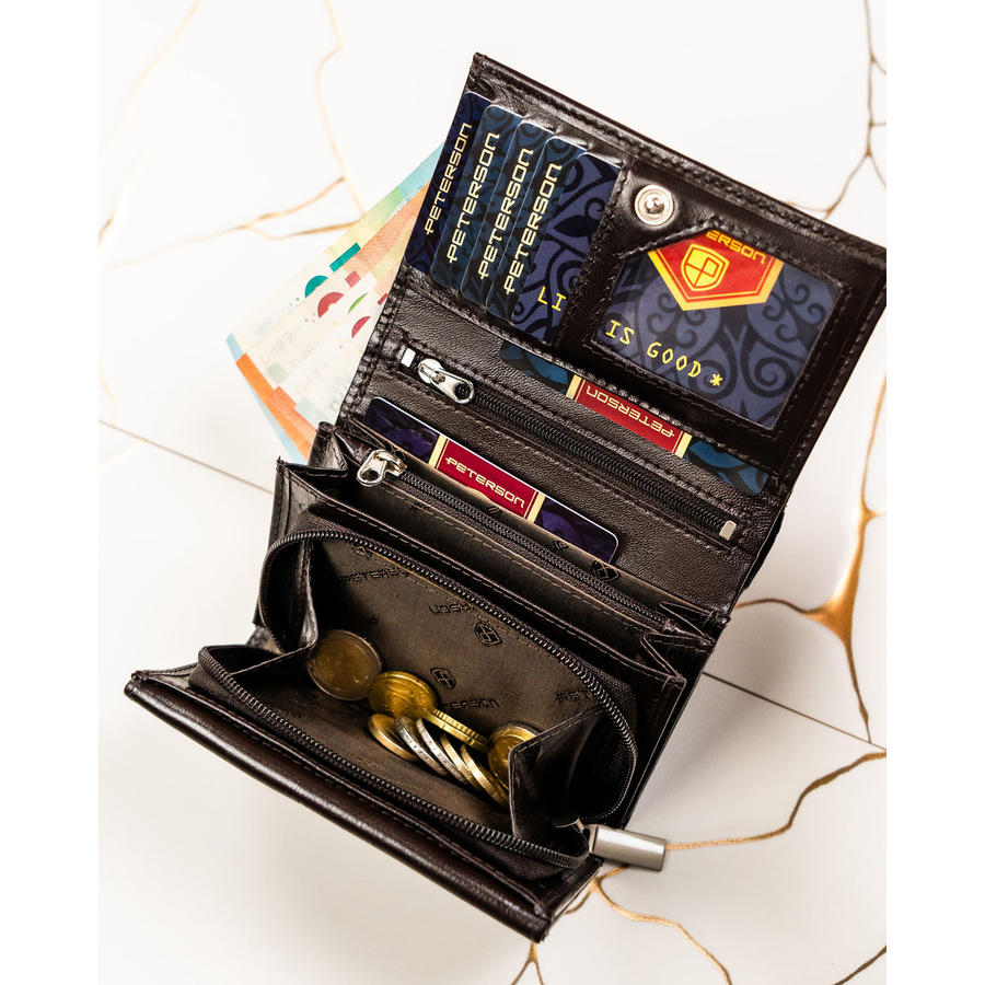 Portfel damski w brązowym kolorze zamykany na zatrzask, wyposażony w system RFID - Peterson