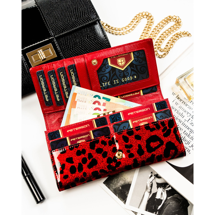 Duży portfel damski ze skóry ekologicznej i naturalnej w czerwonym kolorze zamykany zatrzaskiem - Peterson