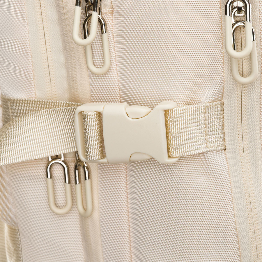 Praktyczny plecak podróżny w kolorze ecru, wyposażony w siatkowaną przegrodę i paski kompresyjne - Peterson