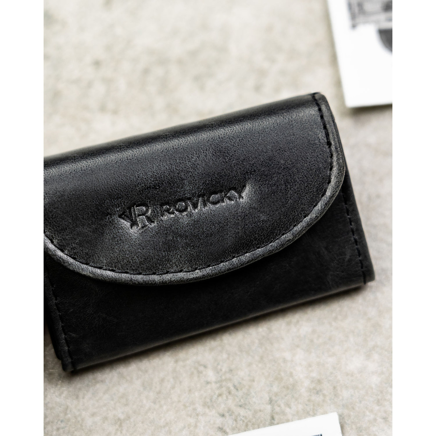 Skórzany portfel męski w czarnym kolorze wyposażony w system RFID - Rovicky