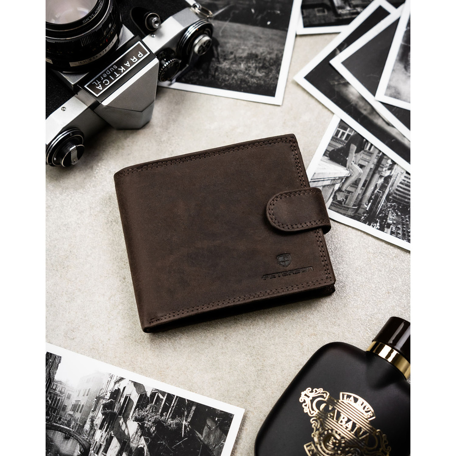 Poziomy portfel męski ze skóry naturalnej w brązowym kolorze zamykany na zatrzask, w zestawie z brelokiem - Peterson