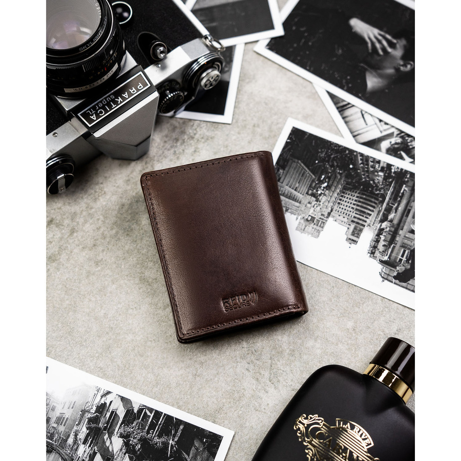 Pionowy portfel męski ze skóry naturalnej w brązowym kolorze, model bez zapięcia zewnętrznego - Peterson