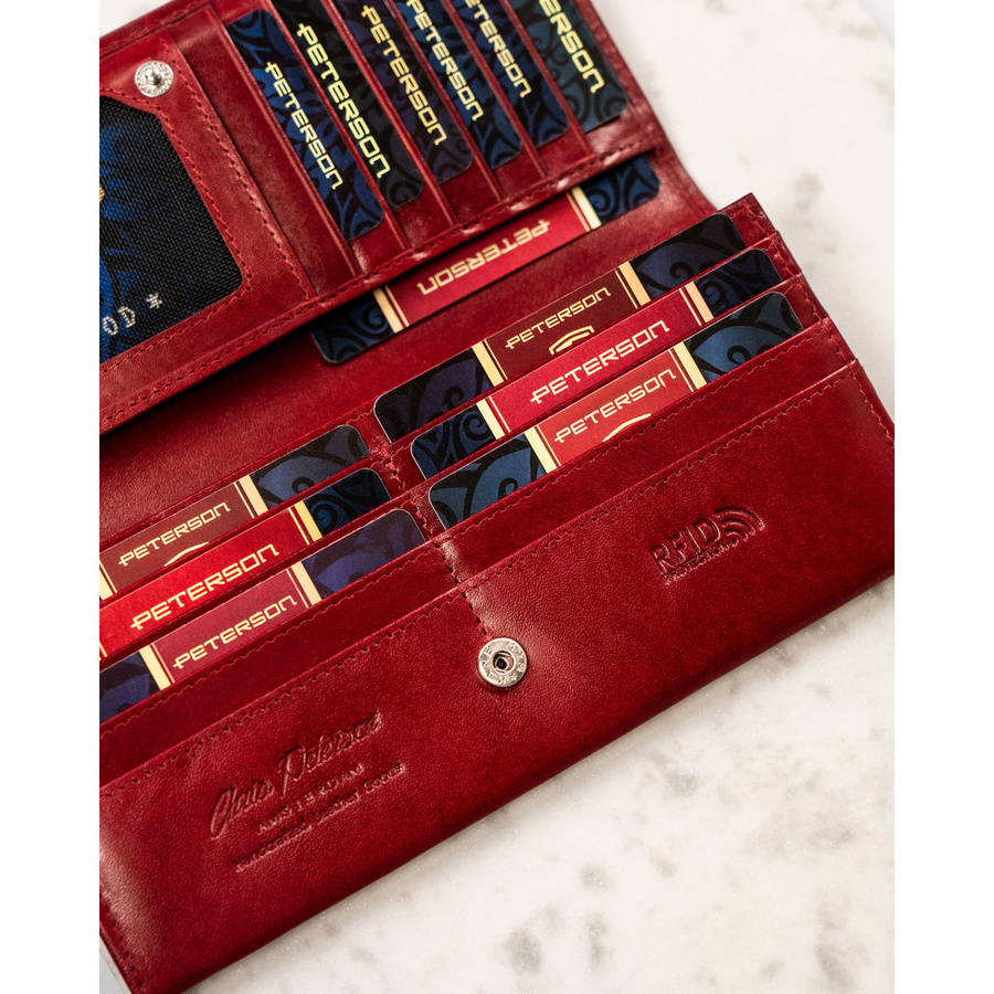 Duży, skórzany portfel damski w czerwonym kolorze zamykany na zatrzask - Peterson