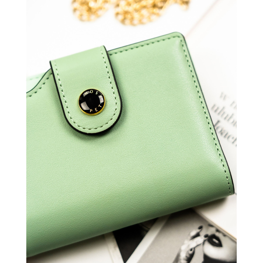 Zielony portfel damski ze skóry ekologicznej zamykany na suwak i zatrzask - Peterson