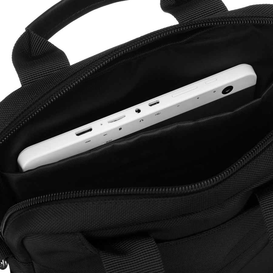 Mała, praktyczna listonoszka z cordury w czarnym kolorze zamykana suwakiem - Peterson