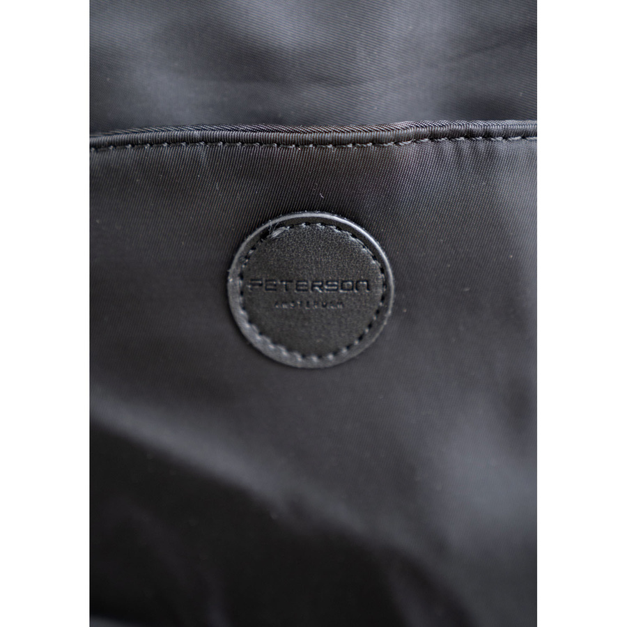 Miejski plecak damski z nylonu i skóry ekologicznej w czarnym kolorze zamykany suwakiem - Peterson