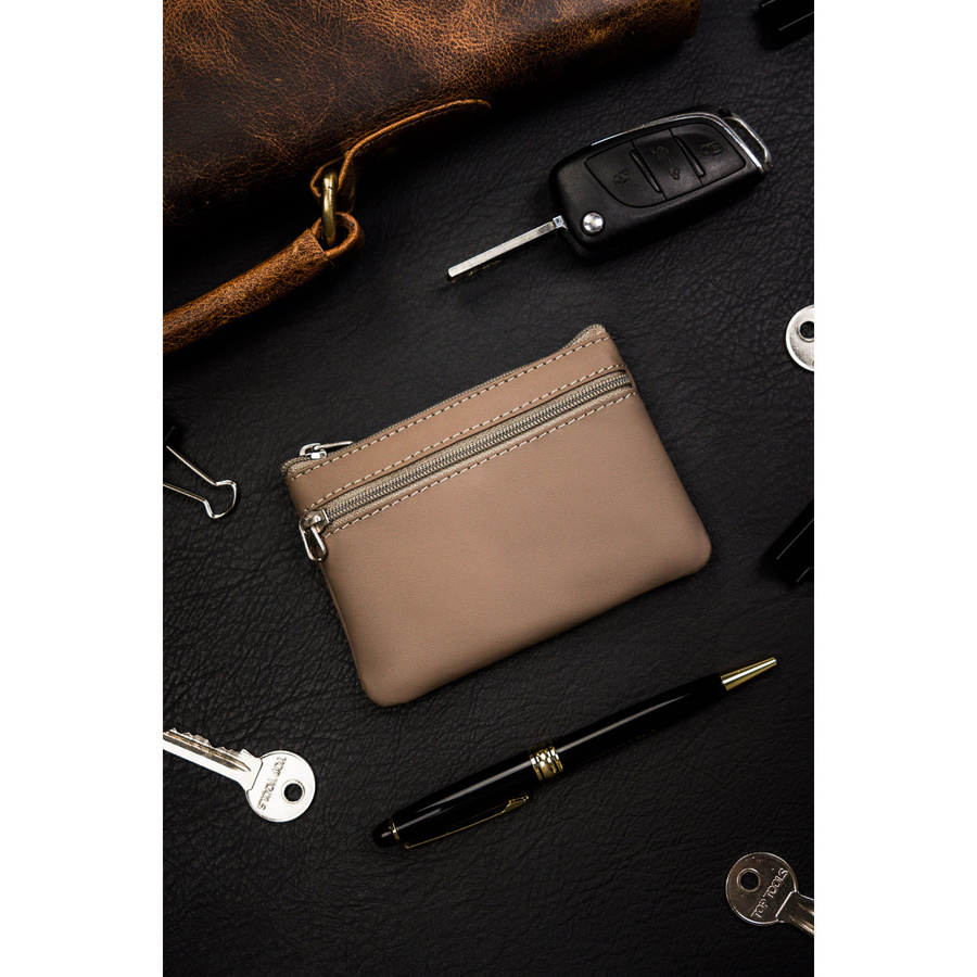 Skórzana kluczówka w beżowym kolorze zamykana suwakiem