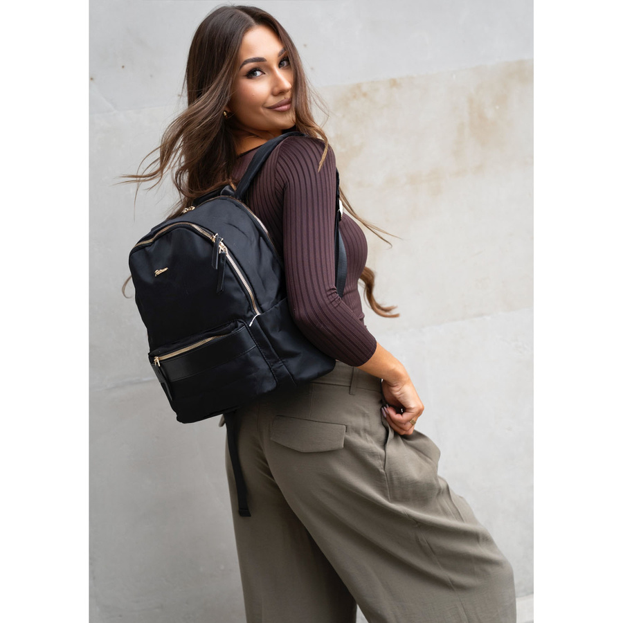 Miejski plecak damski z poliestru w czarnym kolorze, zawieszony na regulowanych szelkach - Peterson