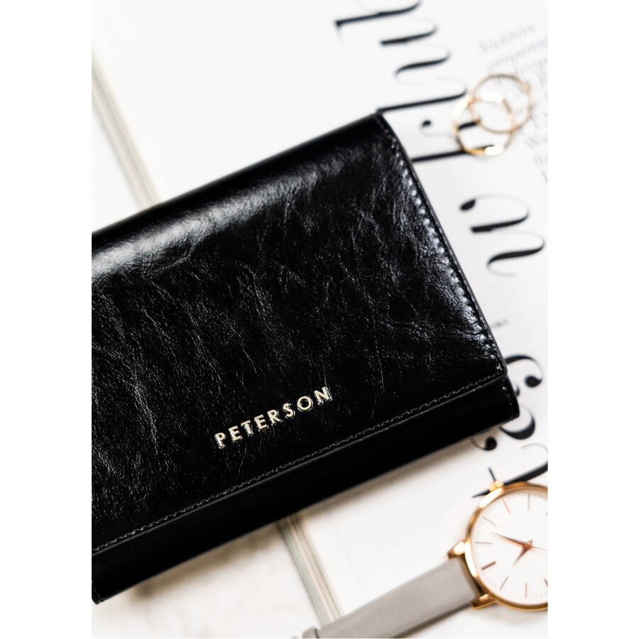 Kompaktowy portfel damski ze skóry naturalnej w czarnym kolorze zamykany na zatrzask - Peterson