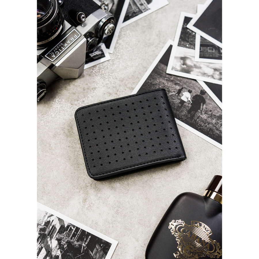 Portfel męski w czarnym kolorze z subtelnym, perforowanym zdobieniem - Peterson