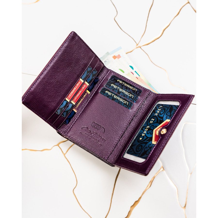 Średniej wielkości portfel damski wykonany ze skóry naturalnej i ekologicznej w fioletowym kolorze - Peterson