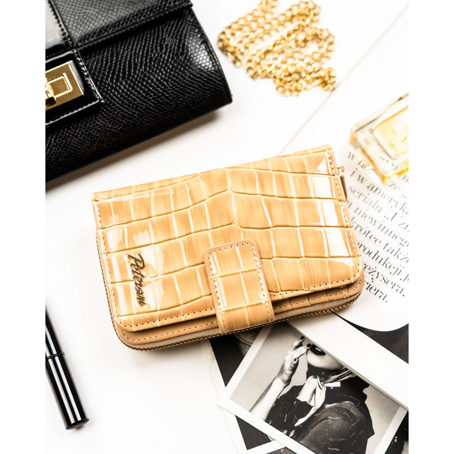 Beżowy portfel damski ze skóry ekologicznej z tłoczeniem na wzór skóry krokodyla, zamykany na zatrzask i suwak - Peterson