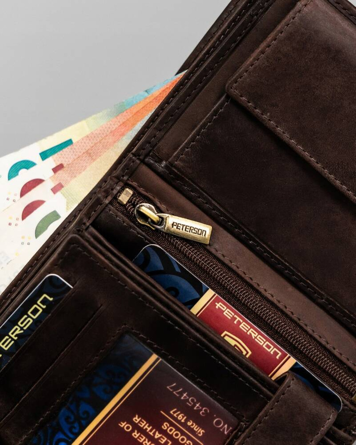 Duży, skórzany portfel męski w orientacji pionowej - Peterson