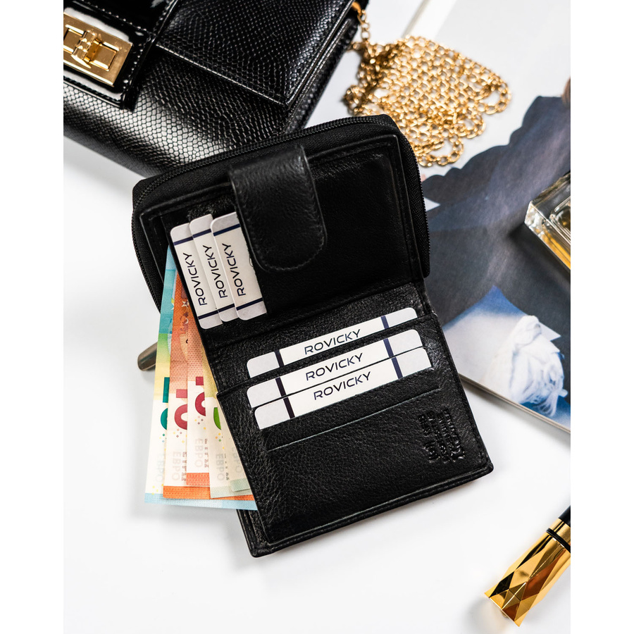 Mały portfel damski wykonany ze skóry naturalnej w czarnym kolorze - Rovicky