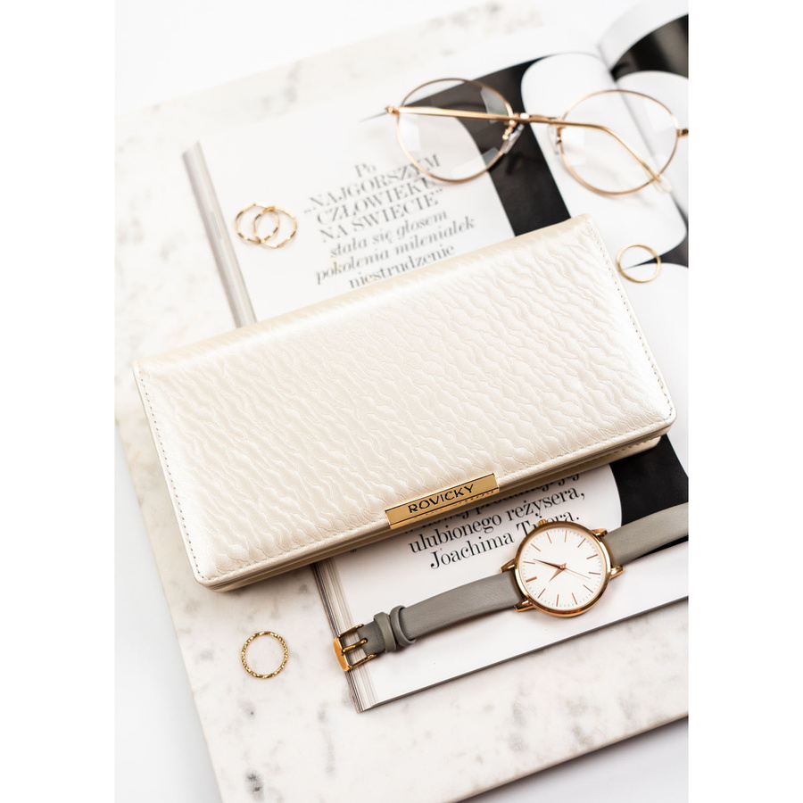 Duży portfel damski ze skóry ekologicznej w kolorze ecru, zamykany na zatrzask - Rovicky