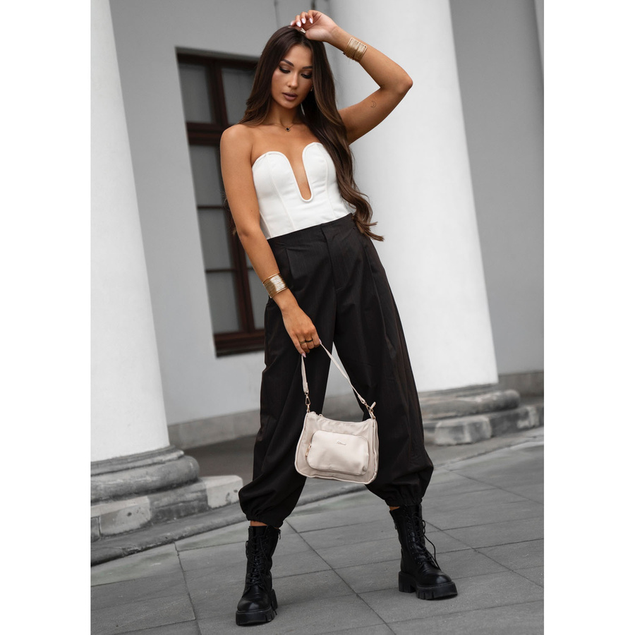 Beżowa listonoszka damska z nylonu i skóry ekologicznej zawieszona na uchwytach i dopinanym pasku - Peterson