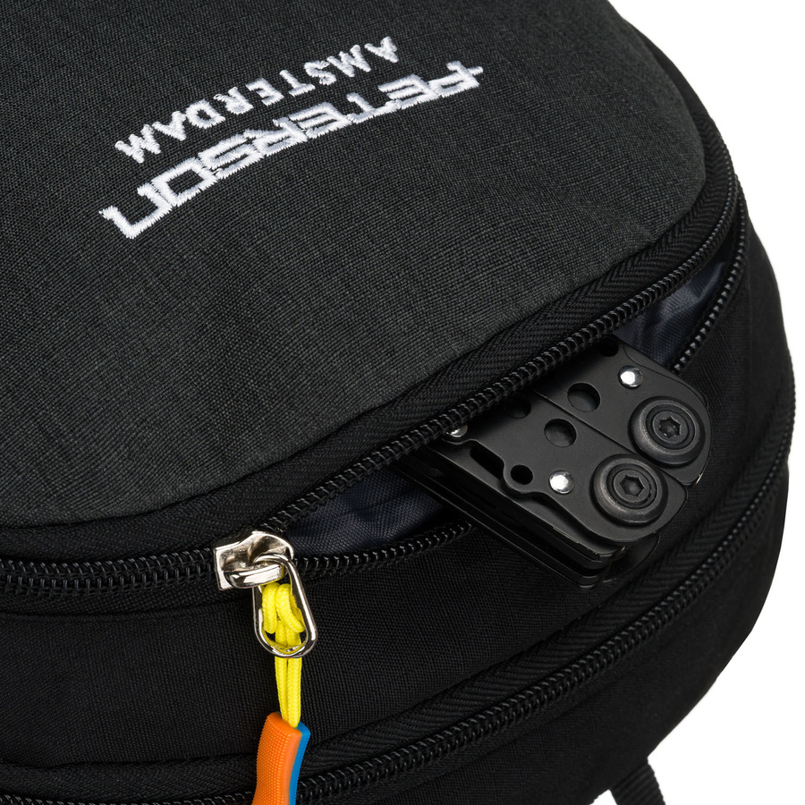 Czarny, turystyczny plecak zawieszony na regulowanych szelkach - Peterson