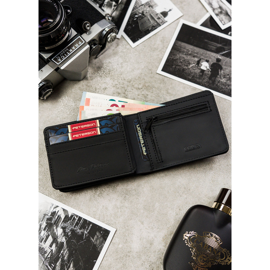 Czarny portfel męski z modnym, geometrycznym wzorem, bez zapięcia zewnętrznego - Peterson