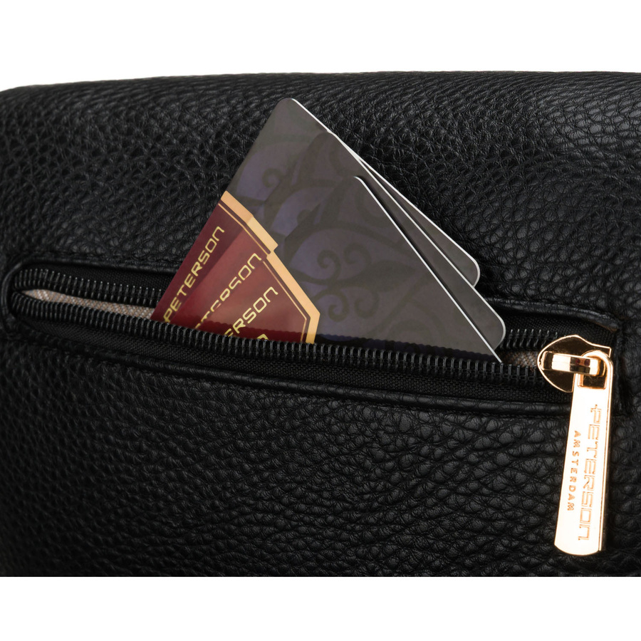 Czarna saszetka damska ze skóry ekologicznej, zamykana suwakiem i zawieszona na regulowanym pasku - Peterson