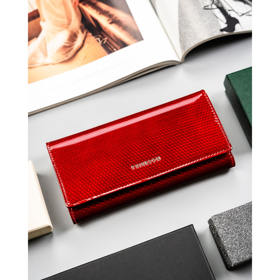 Elegancki portfel damski ze skóry naturalnej w czerwonym kolorze, zamykany zatrzaskiem i biglem - Peterson