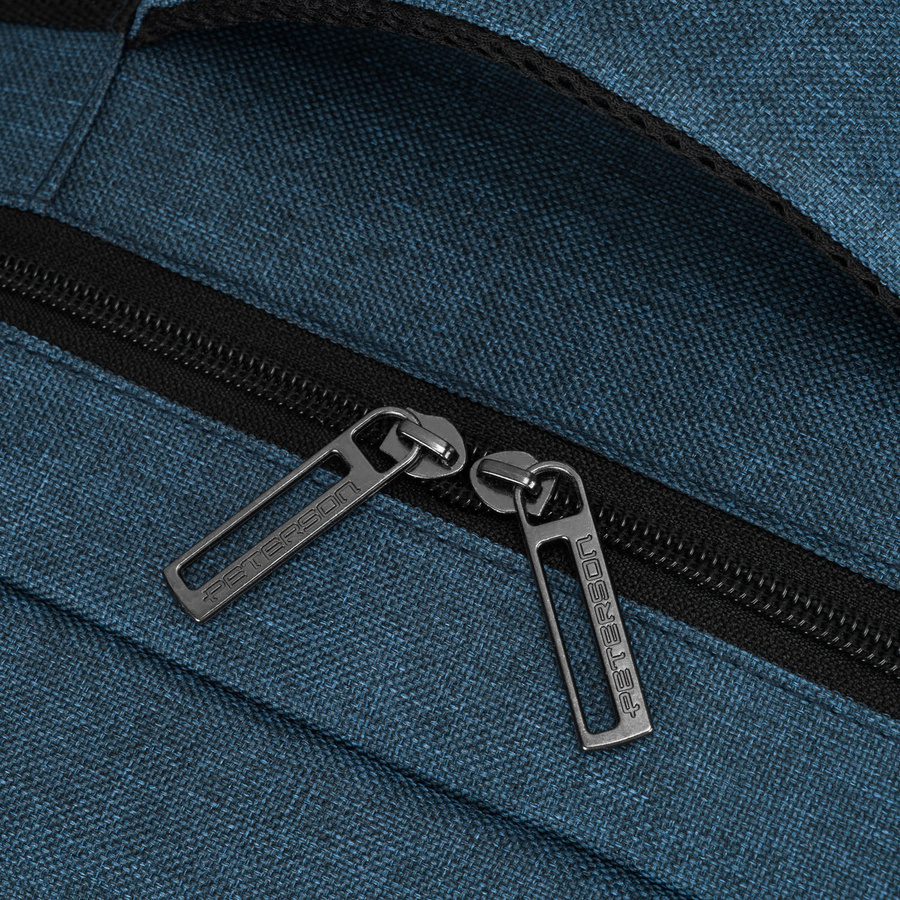 Granatowy, podróżny plecak z poliestru wyposażony w dopinany pasek - Peterson