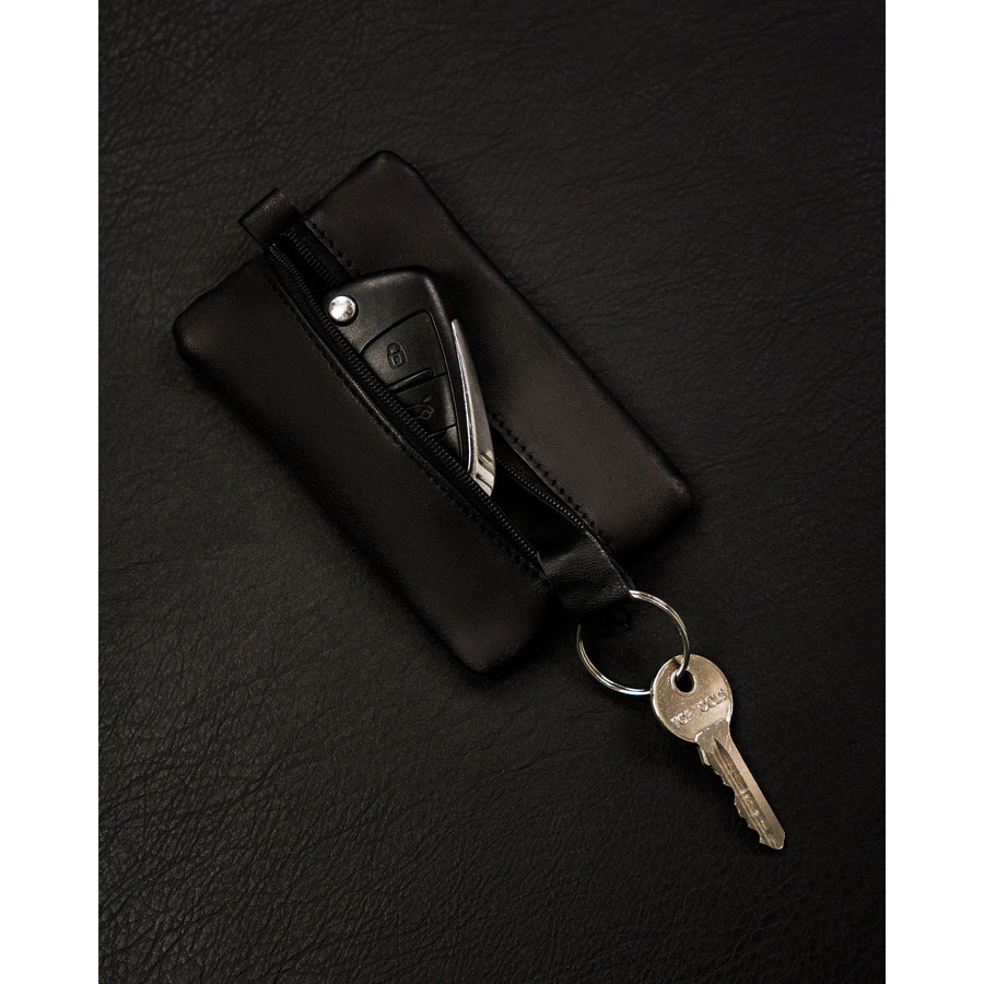 Brązowe, niewielkie etui na klucze zamykane suwakiem