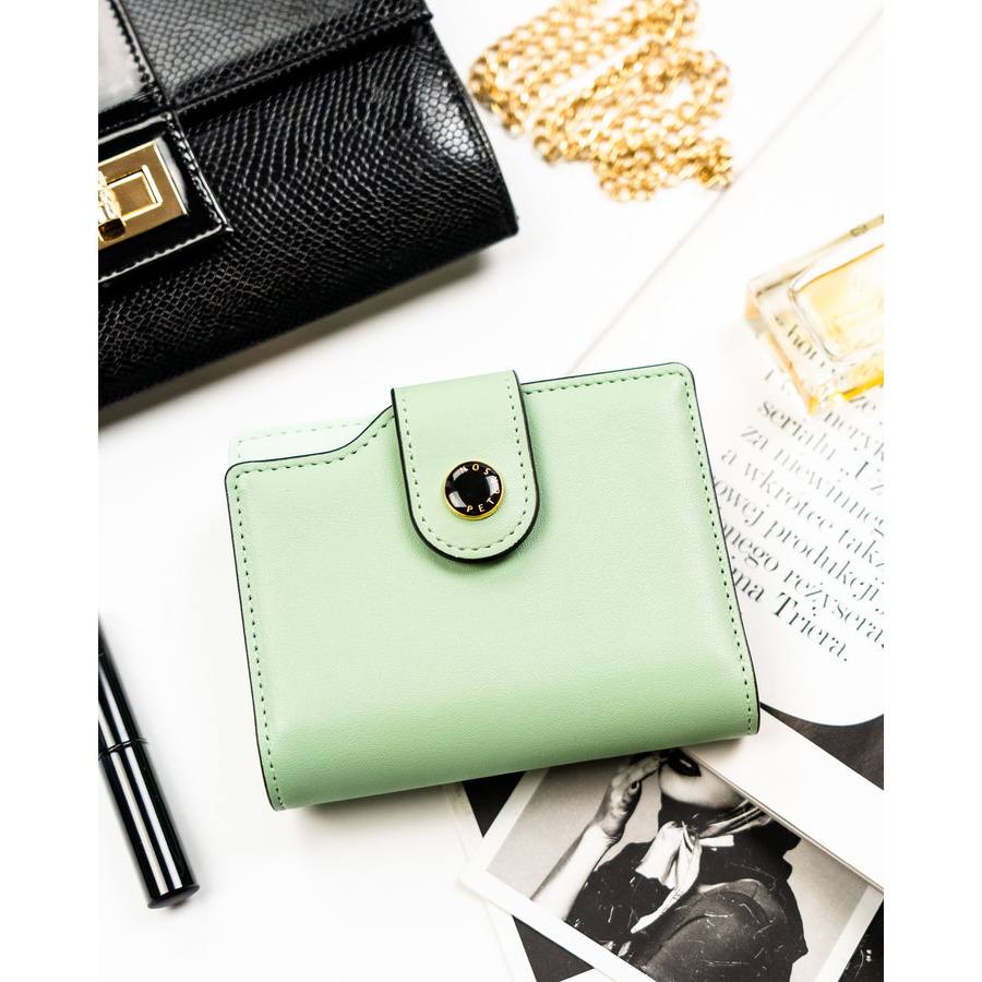Zielony portfel damski ze skóry ekologicznej zamykany na suwak i zatrzask - Peterson
