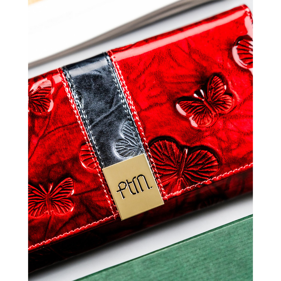 Elegancki portfel damski ze skóry naturalnej w czerwonym kolorze, zamykany zatrzaskiem - Peterson