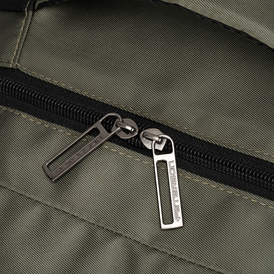 Szary plecak podróżny zawieszony na oddychających szelkach, zamykany suwakiem - Peterson