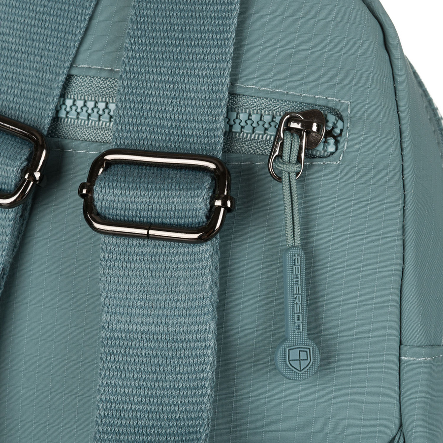 Niewielki plecak damski z poliestru w niebieskim kolorze z kieszonkami zamykanymi na suwak - Peterson