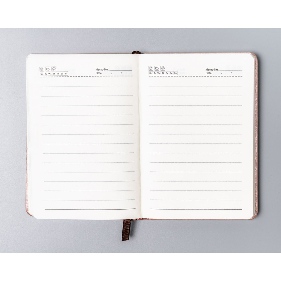 Notes w formacie A6 w różowym kolorze, zadrukowany w linie i wyposażony w gumkę zamykającą - Peterson