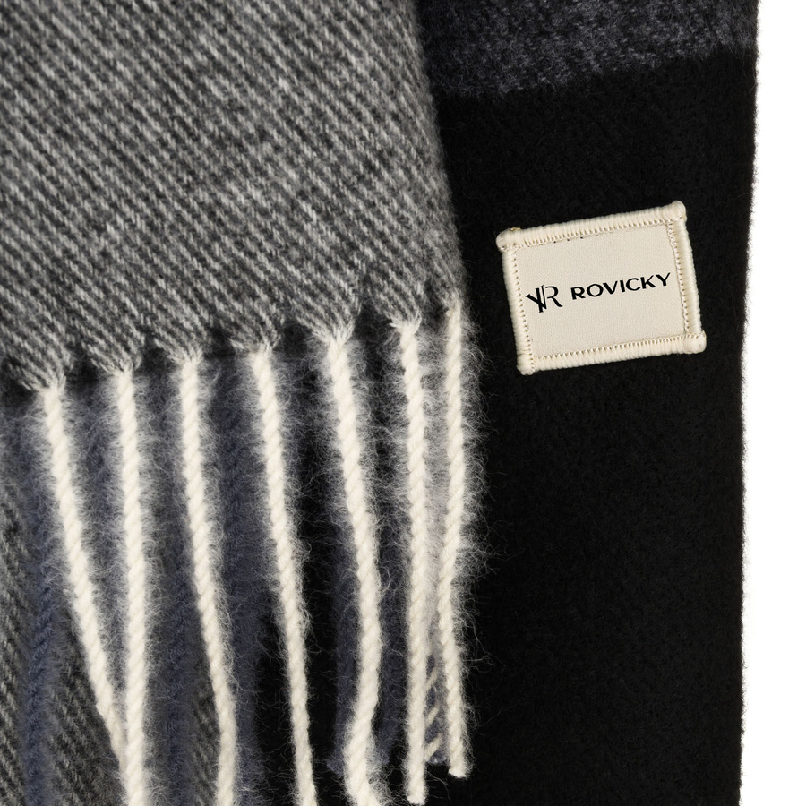 Dwustronny szal damski z poliestru w dominującym czarnym kolorze, ozdobiony frędzlami - Rovicky