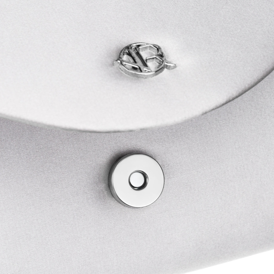 Elegancka kopertówka damska w srebrnym kolorze wykonana z tkaniny syntetycznej i zamykana klipsem magnetycznym - Rovicky