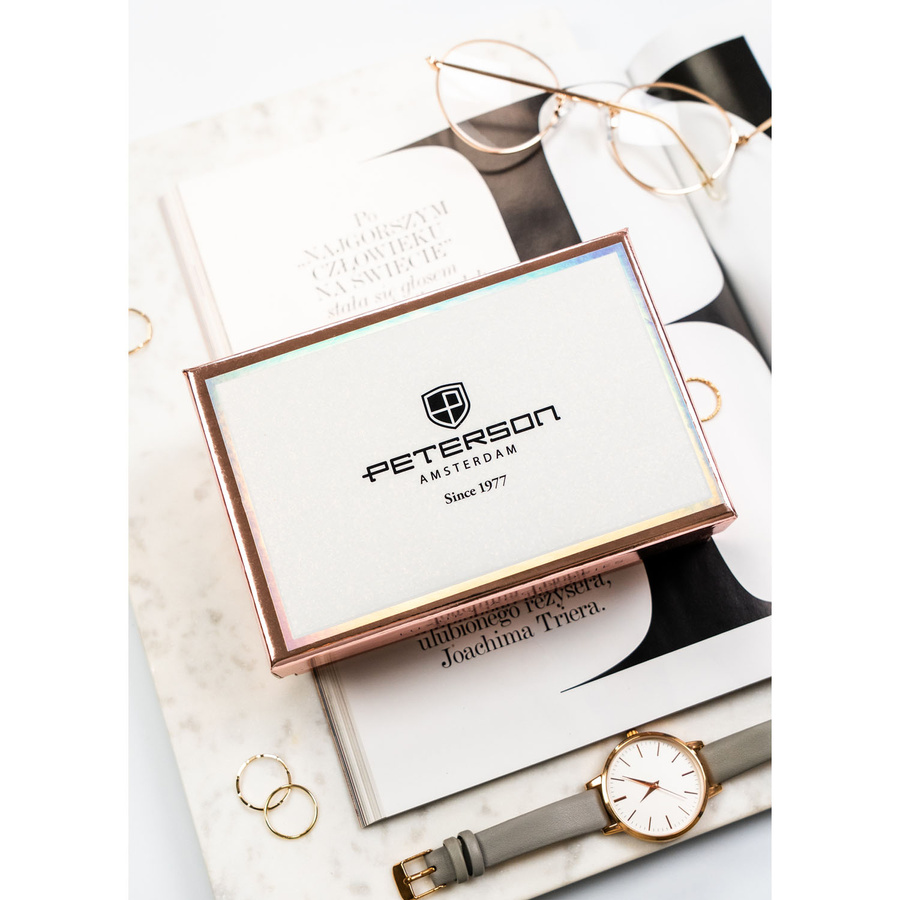 Portfel damski wykonany ze skóry ekologicznej w czerwonym kolorze, model w orientacji poziomej - Peterson