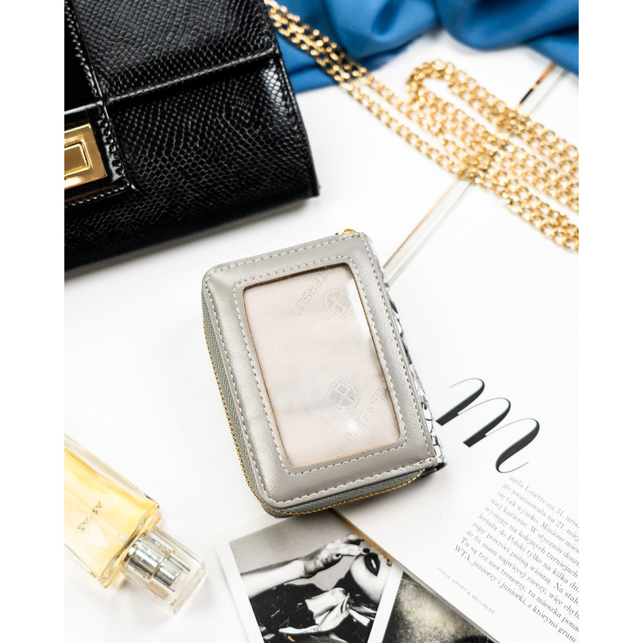 Poręczny portfelik damski ze skóry naturalnej w czarnym kolorze zamykany zatrzaskiem i suwakiem - Peterson