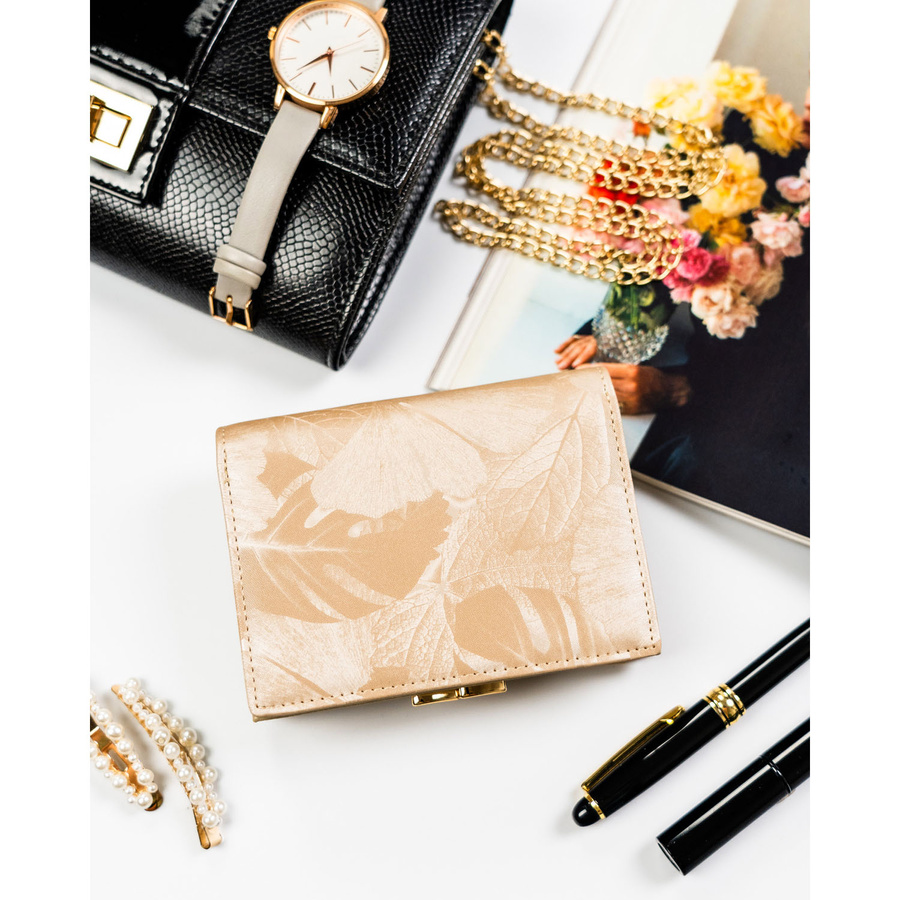 Beżowy portfel damski ze skóry naturalnej i ekologicznej pokryty roślinnym wzorem - Peterson