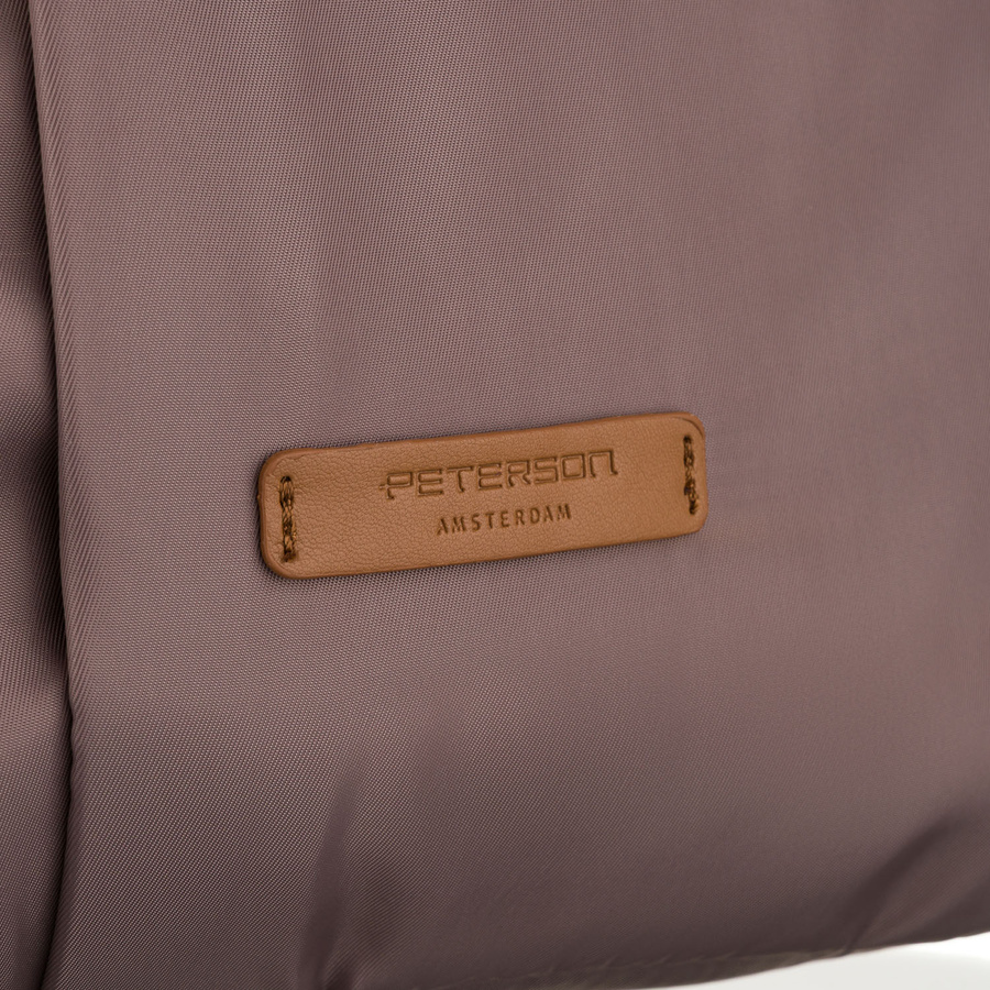 Nylonowy plecak damski w beżowym kolorze zawieszony na regulowanych szelkach - Peterson