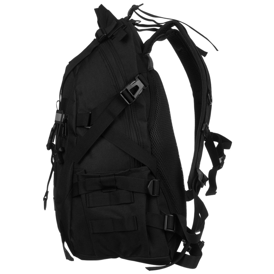 Sportowy plecak militarny w czarnym kolorze zawieszony na regulowanych szelkach - Peterson