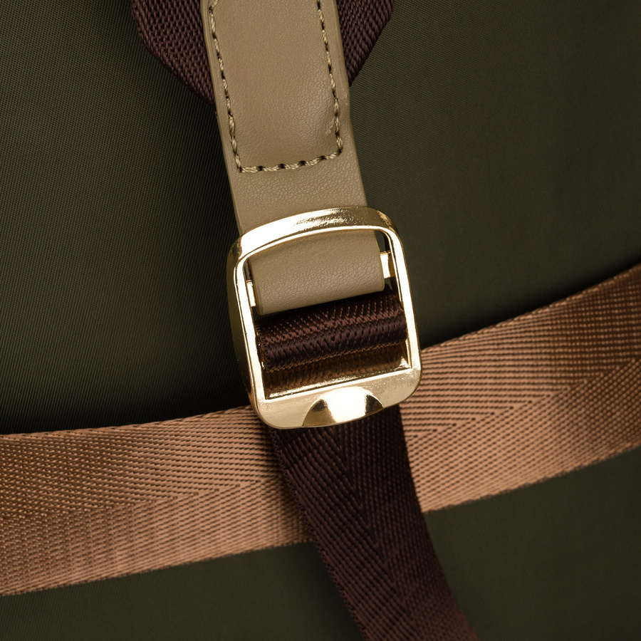 Zielony plecak damski zawieszony na regulowanych szelkach i zamykany suwakiem - Peterson