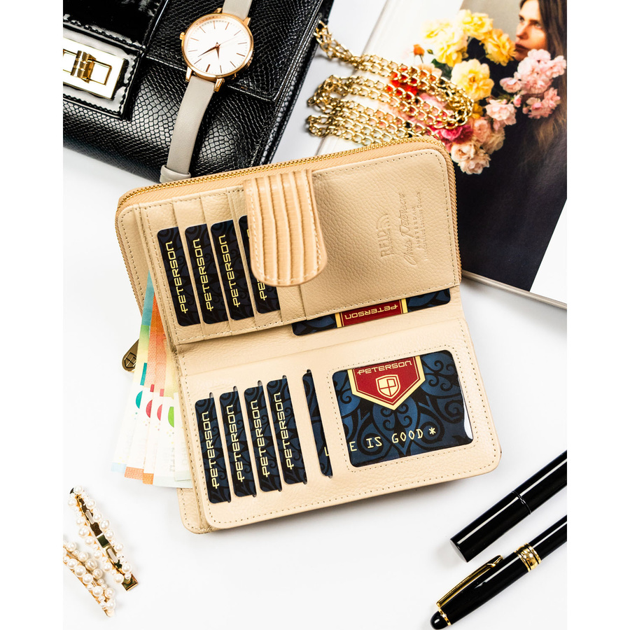 Beżowy portfel w orientacji pionowej wykonany ze skóry naturalnej i ekologicznej ze wzorem w plecionkę - Peterson