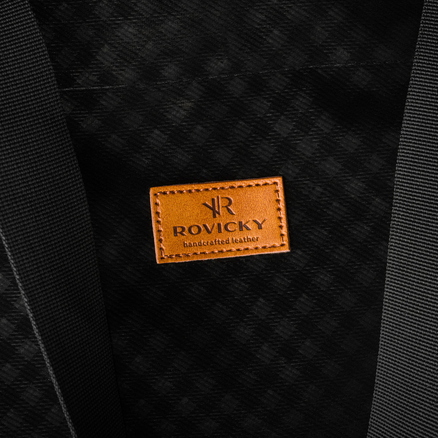 Duża torba damska w czarnym kolorze z kieszonką zewnętrzną na suwak - Rovicky