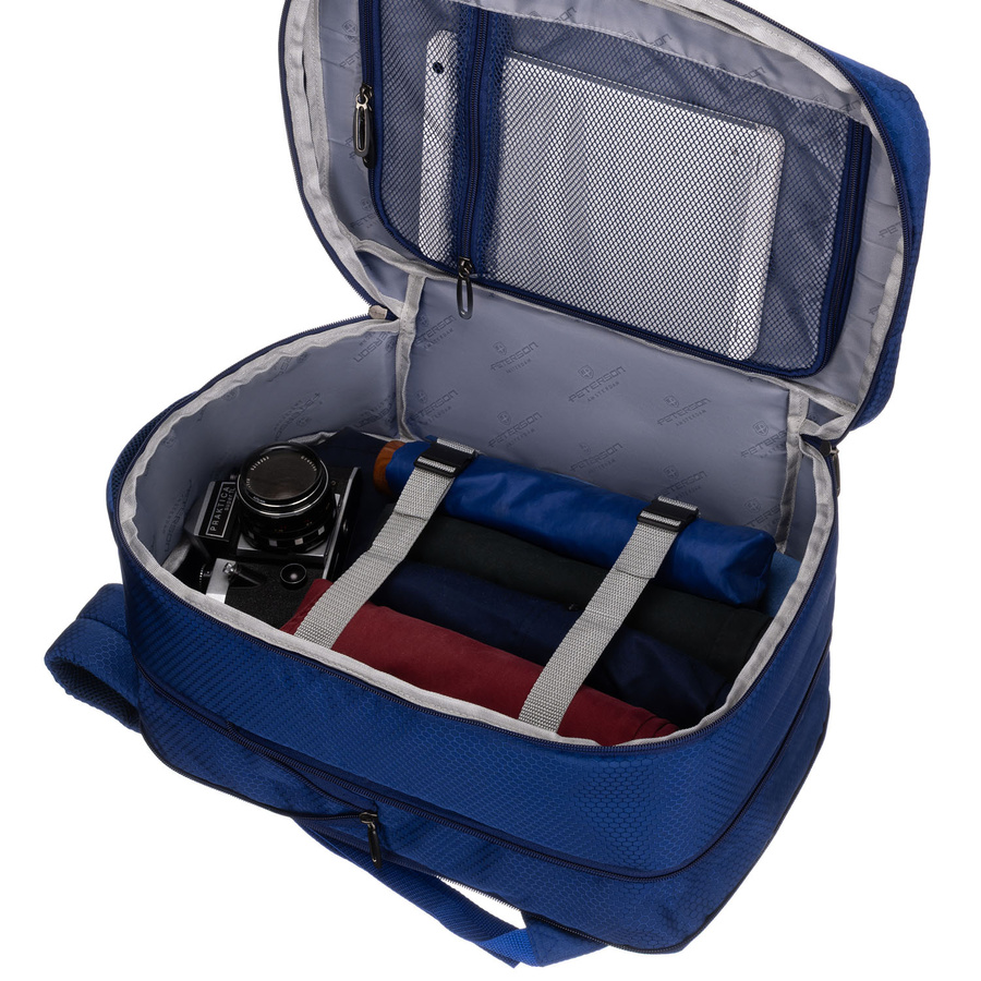 Granatowy plecak z poliestru wyposażony w oddychające szelki - Peterson