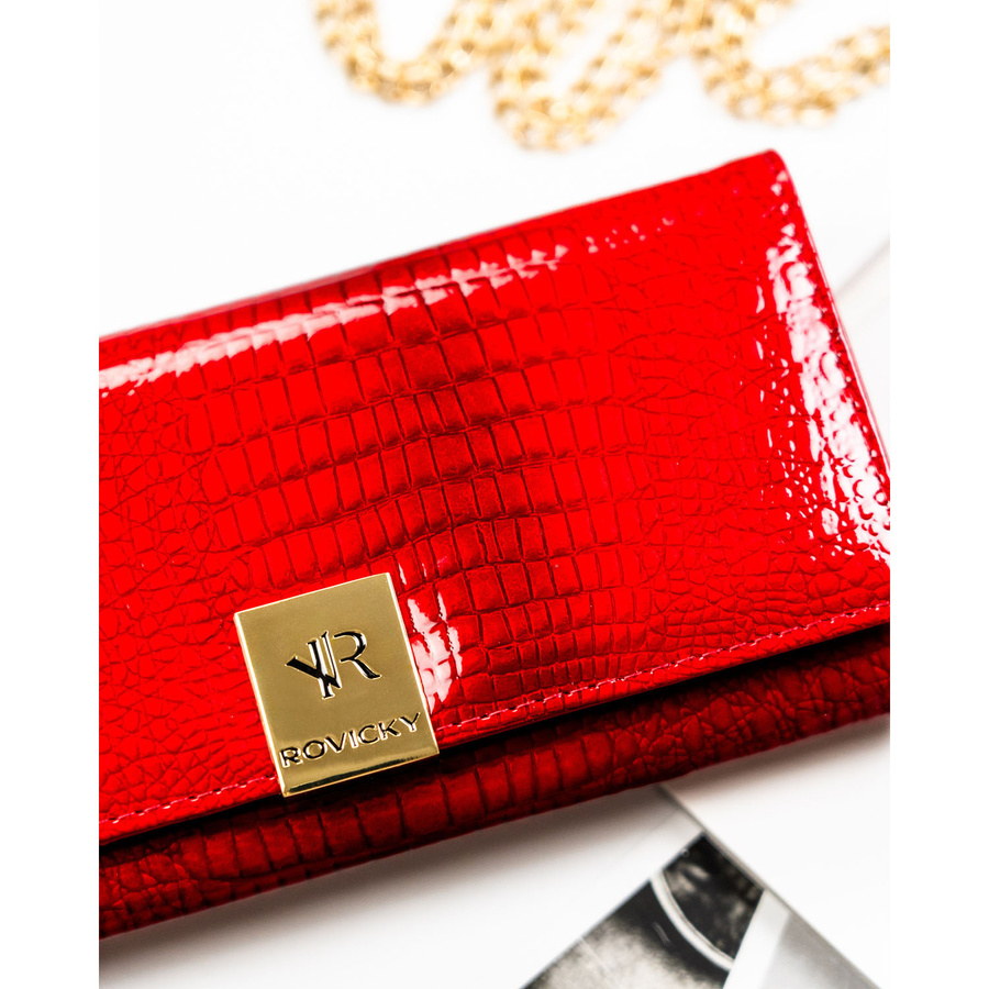 Lakierowany portfel damski ze skóry naturalnej w czerwonym kolorze zamykany na zatrzask - Rovicky